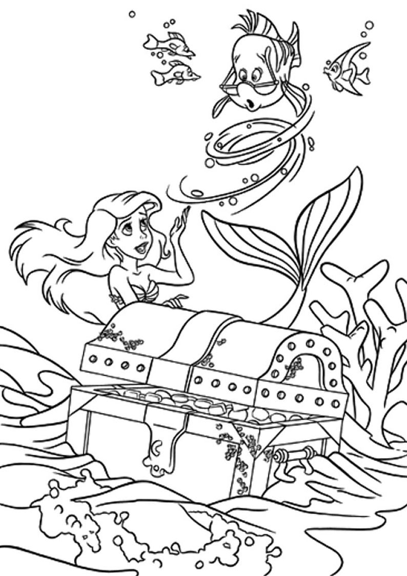kolorowanka Ariel, rybka Florek i skrzynia skarbów, bajka Disney Mała Syrenka, obrazek do wydruku i pokolorowania kredkami numer 29